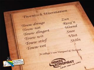 Houten plank met tekst Twents weerstation.